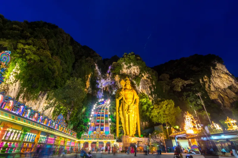 ถ้ำบาตู (Batu Caves) — ศาสนสถานกลางภูเขาหินปูน แลนด์มาร์กแห่งศรัทธาใกล้กัวลาลัมเปอร์